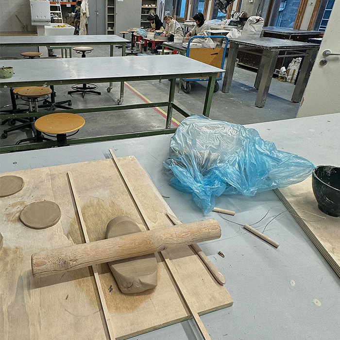 Het was de eerste keer dat ik gewerkt heb in de keramiek werkplaats.
